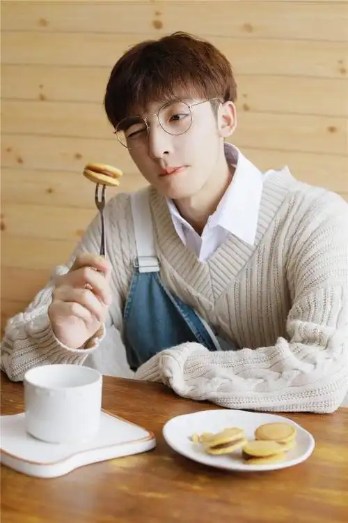 小鲜肉帅哥00后当红小鲜肉帅哥高清私房写真照片帅哥猛男文章小虾米