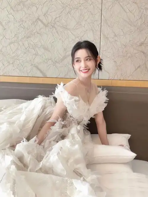 长大后的蒋依依模样更秀气,小时候那股古灵精怪的劲儿少了许多,清澈略