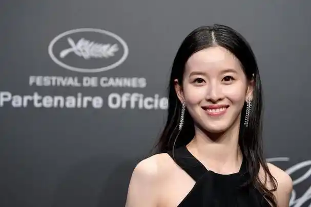 闹大了!王思聪嘲讽章泽天:她就是个"睡二代",丢尽了清华的脸