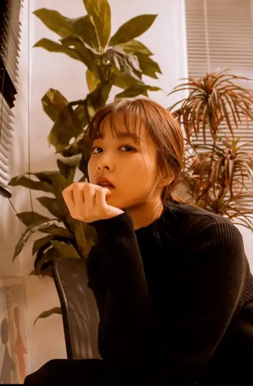 朴宝英全新个人简介照公开180度气质大转变魅力依旧