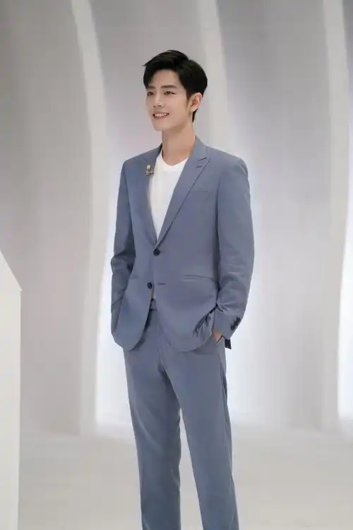 肖战身穿蓝灰色西装套装面露微笑绅士帅气