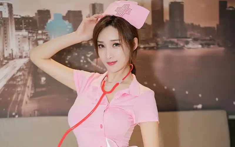 清纯女护士床上私房性感写真