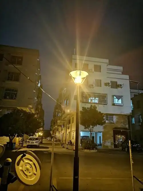 寒冷的夜晚路灯下的你是否有些许疲惫