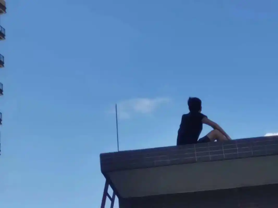 营运经理坐在楼顶,图由受访者提供