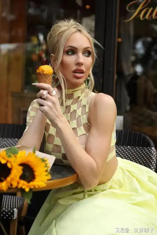 真人秀女星christinequinn穿透视装街拍身材火辣性感迷人