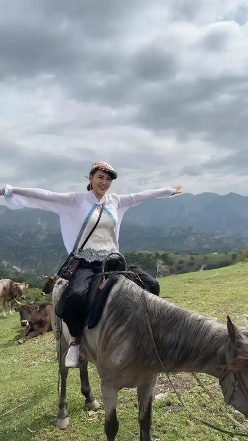 马背上的姑娘乌兰图雅带你走进新疆霍城福寿山 ,一起策马奔腾吧!