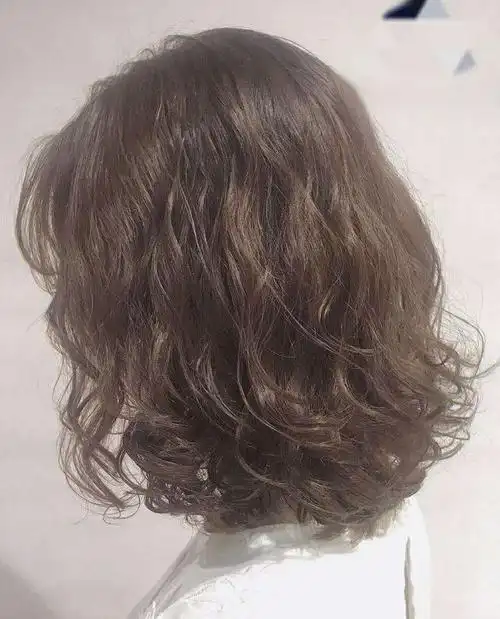 好看的发型中长发烫发(精选中发烫发发型)(10)