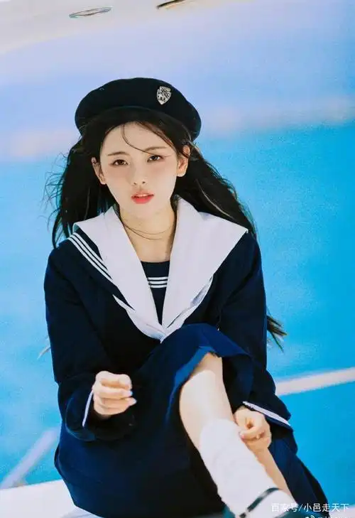 杨超越学生制服俏皮写真