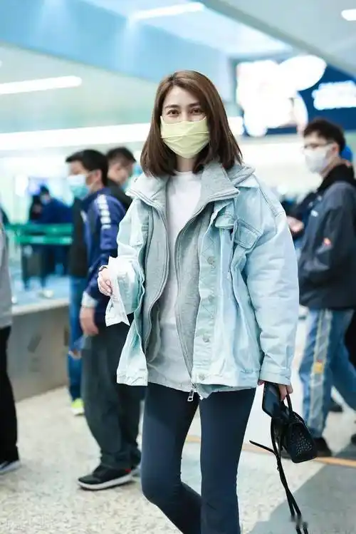 街拍:洪欣蓝灰色牛仔拼接夹棉外套 深灰色喇叭裤 单肩包休闲简约