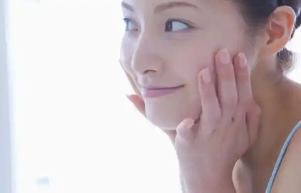 如何让皮肤变得白嫩细腻,怎么才能让皮肤变好细腻白皙水嫩(中年女人