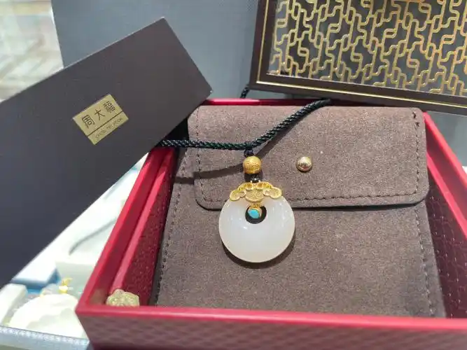 周大福传承系列国玉挂坠