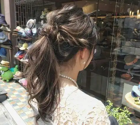 秋季长发女生日系日常马尾辫扎法 慵懒与灵动完美结合的淑女扎发