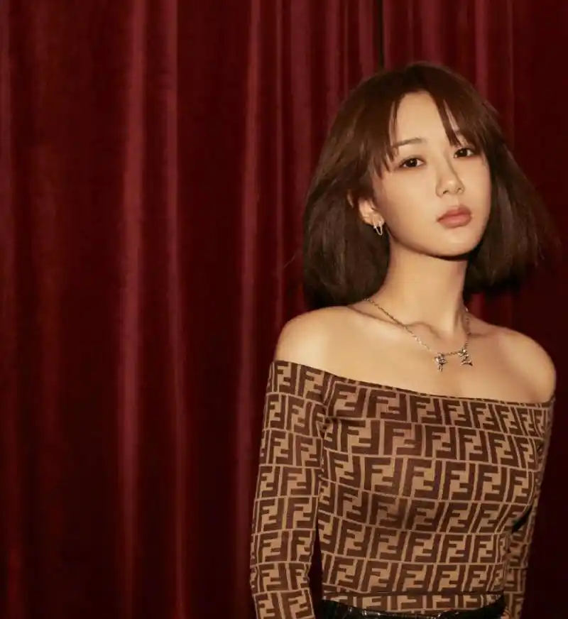 杨紫,出落成十足的大美人,优雅,知性,惊现"锁骨杀"最抢镜!