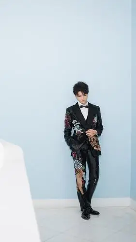 王俊凯帅气西装写真