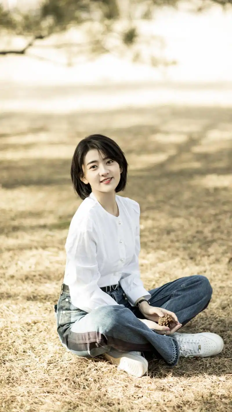 演员梁洁,主演《双世宠妃》系列,来看生活美照吧