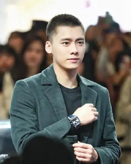 李现寸头阳光,朱一龙寸头清爽,看看其他几位寸头,是不是更帅?