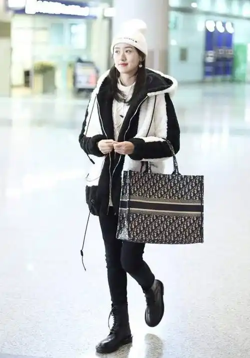 袁冰妍现代装比古装还好看,白色毛衣配牛仔裤,随性又清爽_棉大衣_皮靴