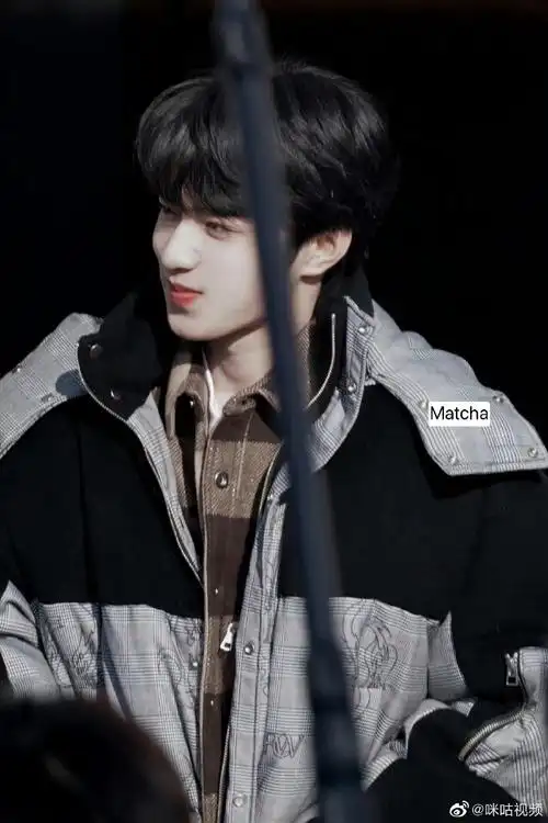 咪咕星鲜事##刘耀文黑灰拼接羽绒服上班路透##刘耀文壁纸