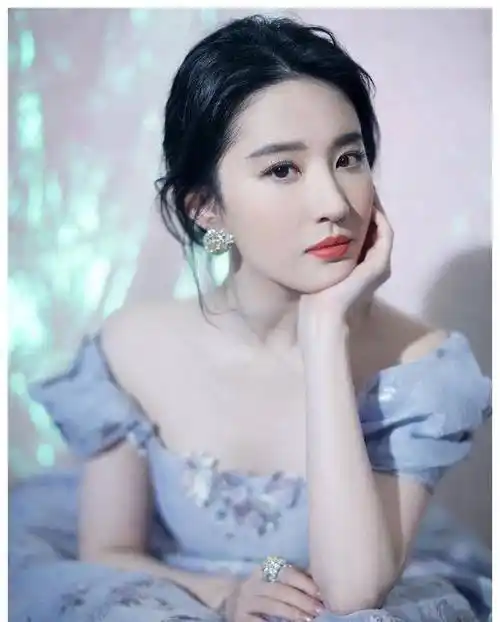 刘亦菲:明明是普通长相,却为何被推上神坛?网友一句话道出真相