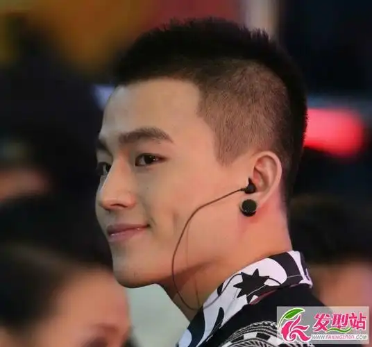 看国内外美少年比帅气 学时尚男生发型(3),青少年两边推掉的短发型
