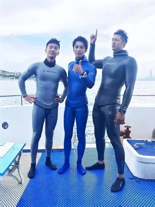 黄景瑜和正常人类男性的体格对比?