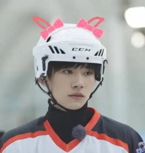 [tfboys][分享]190120 易烊千玺《大冰小将》冰球装来袭,撞脸美丽可爱