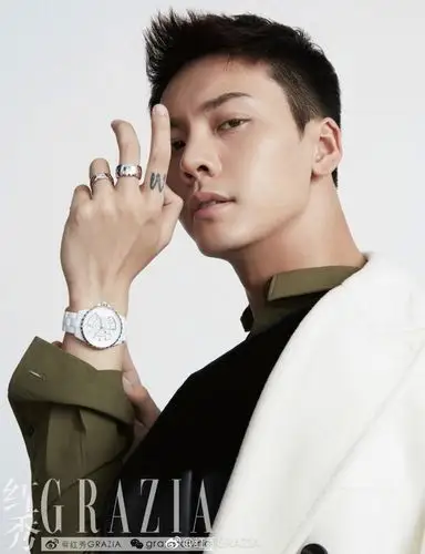 陈伟霆时尚大片曝光   摆酷萌造型开撩