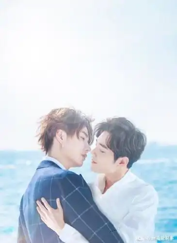 为宣传陈情令,官方要求肖战王一博拍写真,可真是基情满满啊!