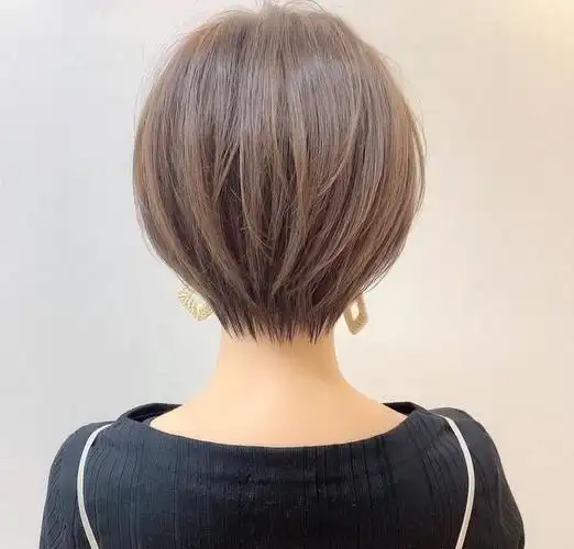 适合40岁左右女性的短发(四十岁女人洋气的发型)图7