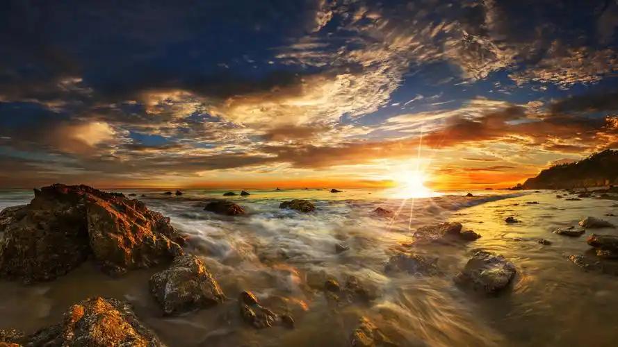 美丽的夕阳海石头云太阳光线4k