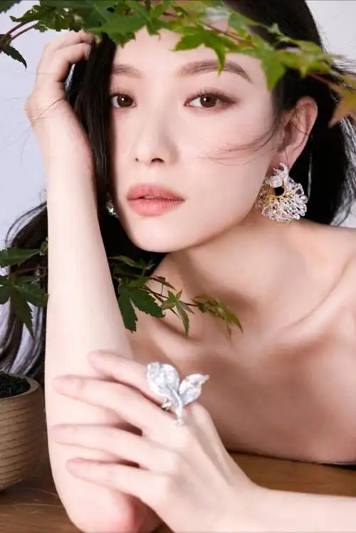 倪妮鎏金抹胸裙##倪妮工作室出图了