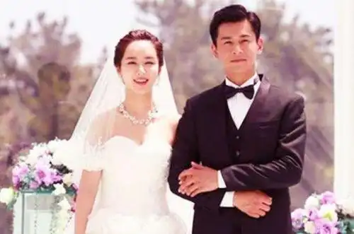 杨紫的四次"结婚照",第二张不情愿,最后一张笑得最开心