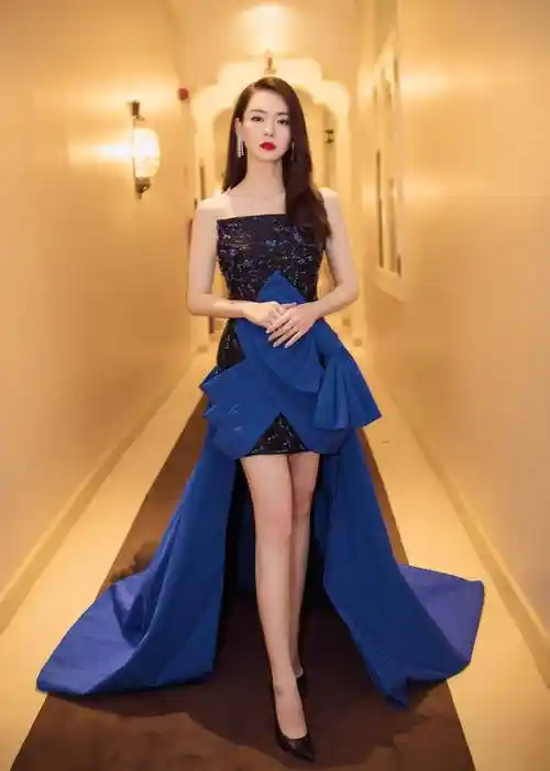 戚薇现身,穿"花睡衣"配热裤秀美腿,同框李承铉十指紧扣秀恩爱_样式