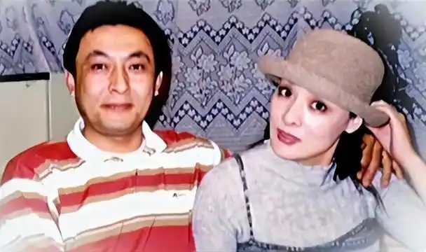 忙完工作以后他只能独自呆在房间里,最后他干脆把邻居家的猫给抓过来