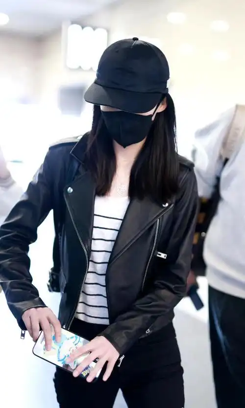 李沁现身机场,黑色皮衣搭配小黑裤,清爽干练很显气质!