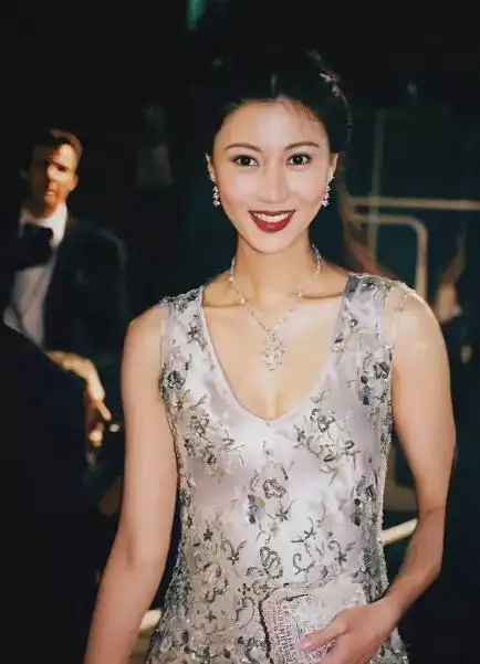 刘銮雄认识了李嘉欣,对于大刘的糖衣炮弹,年纪轻轻的她无法阻挡