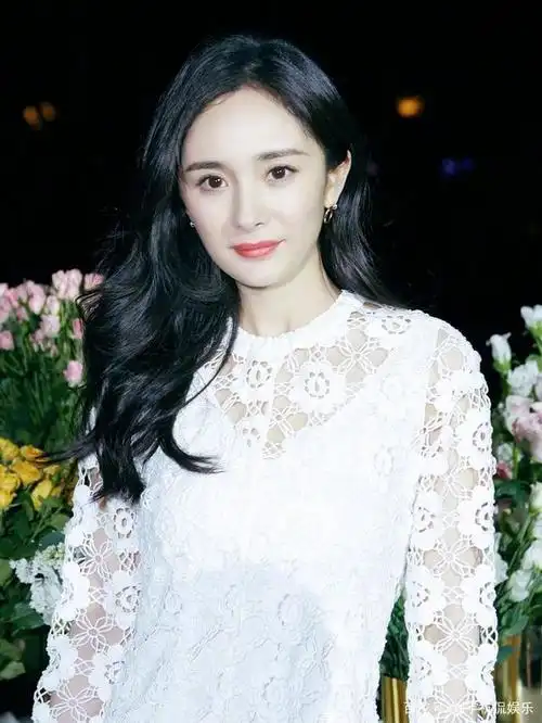 杨幂总露半边脸是因为脸型不对称?高清正面照零瑕疵