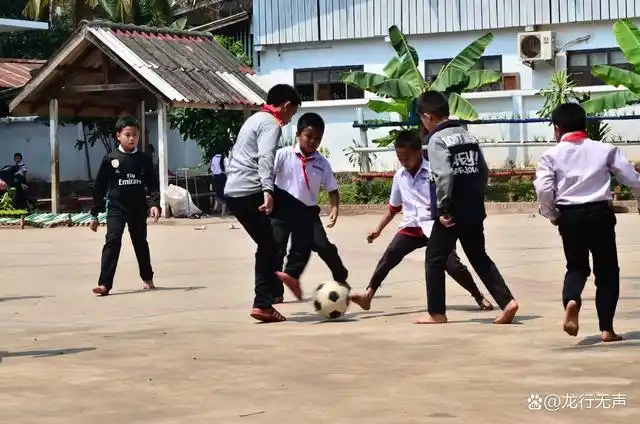 郎博拉帮,我休闲时经常出去逛一逛,这是一所在普西山后面的一所小学