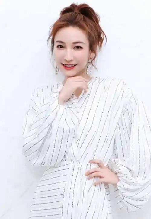 原创吴昕素颜录视频眼窝凹陷黑眼圈明显这才是37岁的真实样子