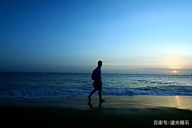 踏得 越来越遥远 默默止步 眺望熟悉的背影 独自 喃呢着 两个人