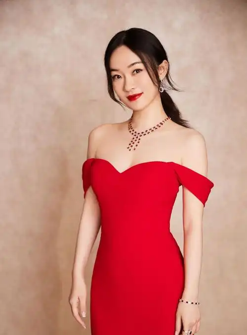 霍思燕身穿一袭红色一字肩拖尾礼服,优雅展露锁骨杀,魅力十足_高清