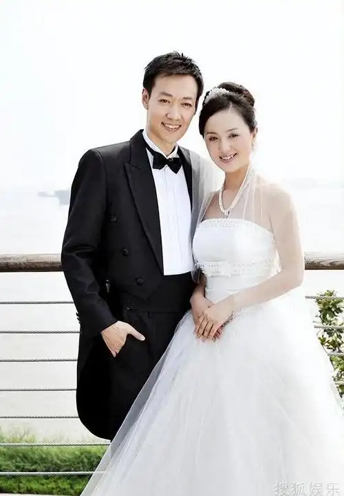 李乃文多年默默无闻,49岁迎娶妻子后,夫妻情深