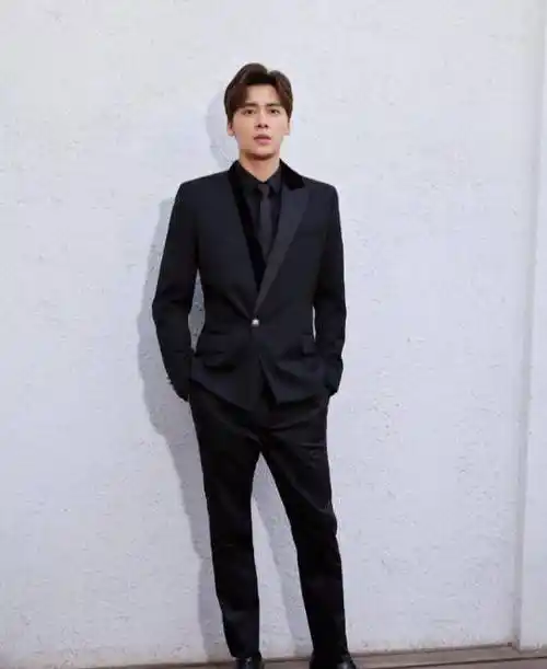 李易峰挺拔的身材加上硬朗的外形,将西装穿出他身上的男人魅力,全身
