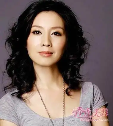 适合50岁女人中长发型老年中长发型
