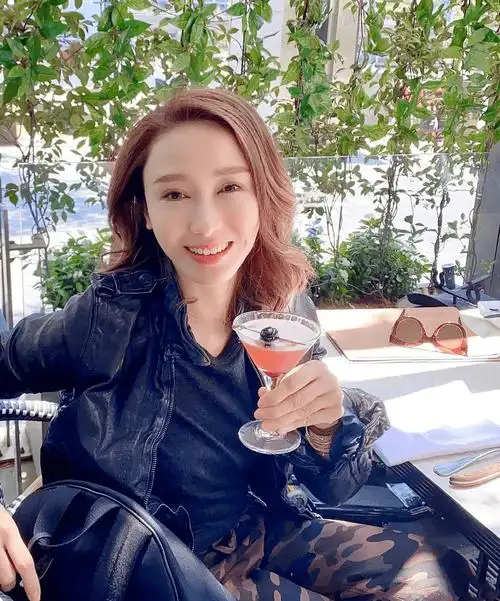 黎姿51岁依然漂亮,会保养还会穿,是优雅奶奶脸上衰老真实得很!