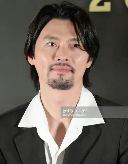 41岁玄彬近照变化大,留长发和胡子撞脸高晓松,网友直呼太油腻