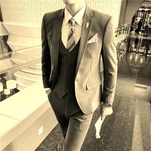 这些笔挺的西装和领带都由设计师为他量身定做,是众人垂涎之物.