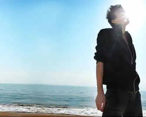 求张坐在海边 看海的图片 要男生的