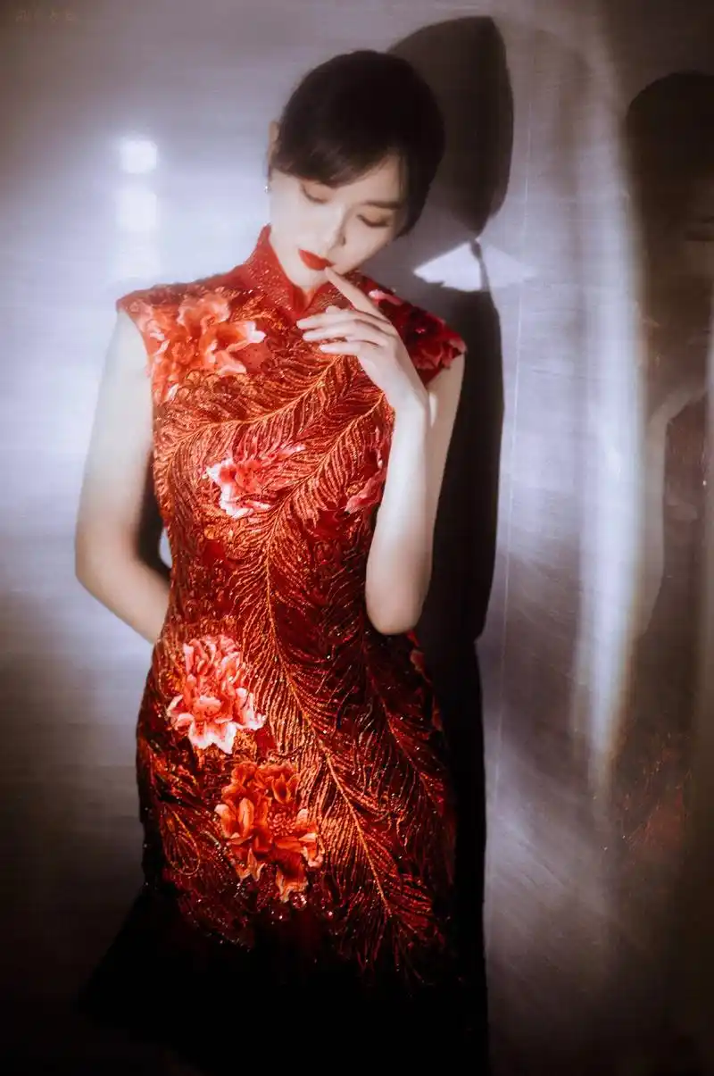 一袭旗袍加身,尽显东方女子的优雅韵味.