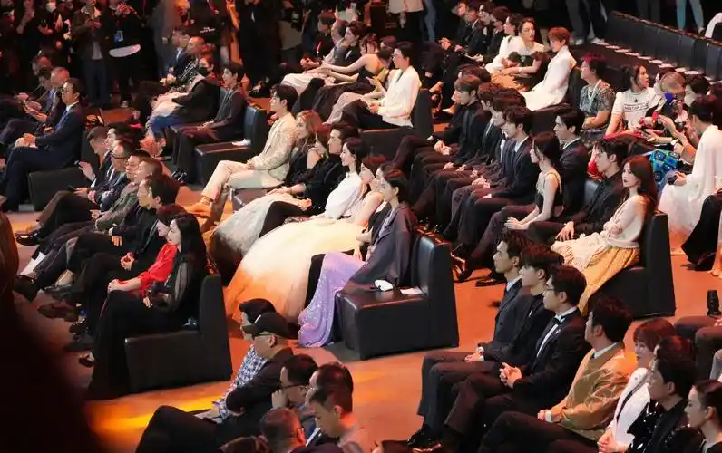 微博之夜座位:王鹤棣尴尬,肖战王一博闷无交流,易烊千玺落寞!